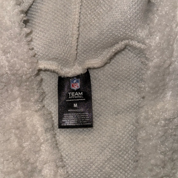 Women Buccaneers White Fleece  Set - Picture 4 of 5